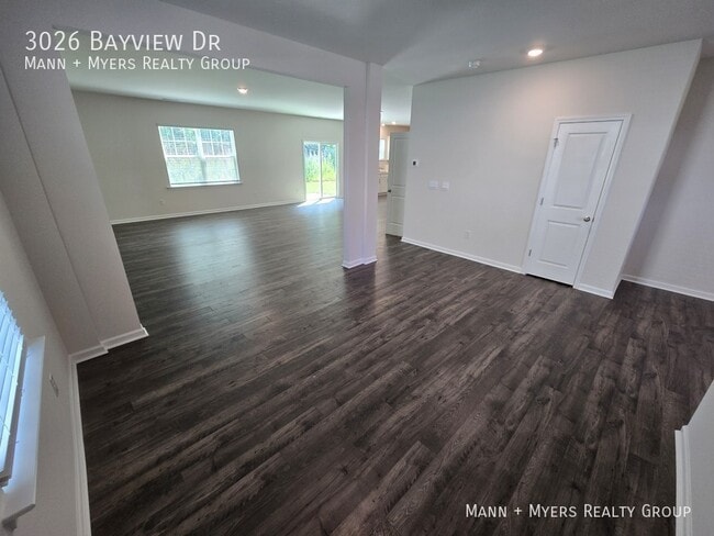 Building Photo - 3026 Bayview Dr