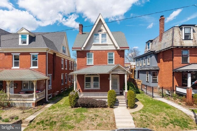Building Photo - 325 W Barnard St