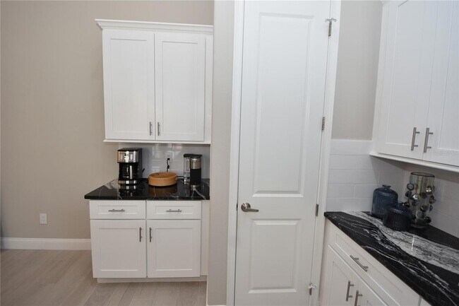 Building Photo - 13 Elder Dr