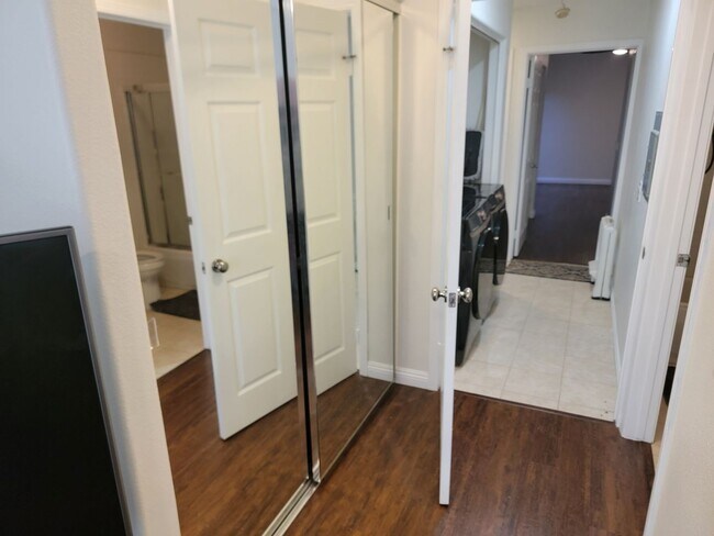 Building Photo - Ground Level 2 Bed/2 Bath Condo