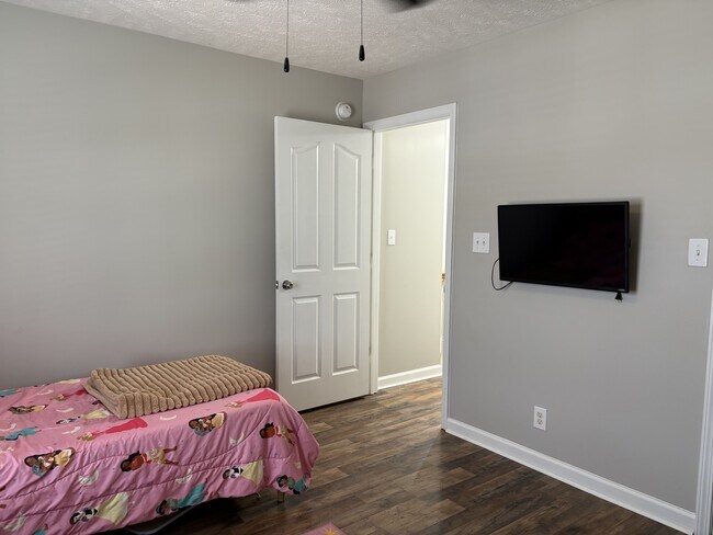 Building Photo - 515 Fox Trot Dr