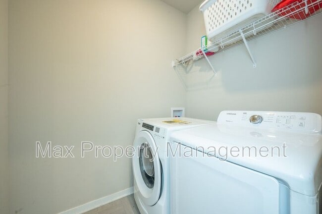 Building Photo - 425 SE Willow Run Ln
