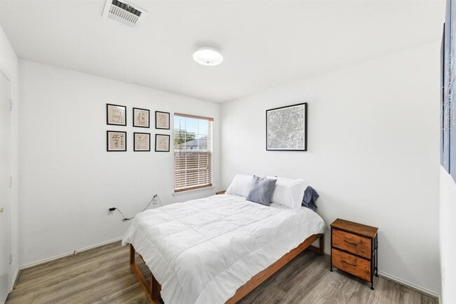 Building Photo - 1905 Espino Cove