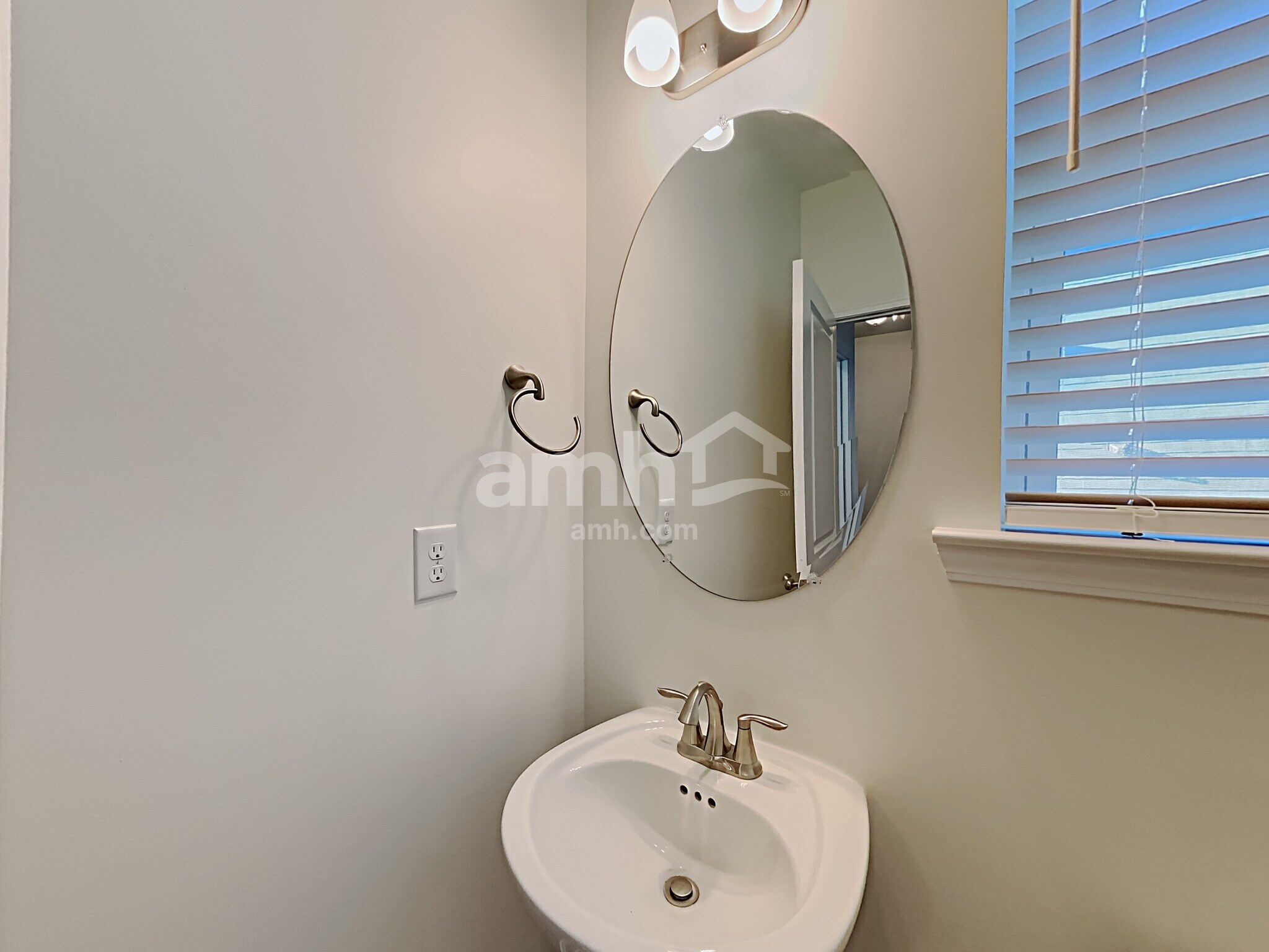 Building Photo - 409 Levon Ct