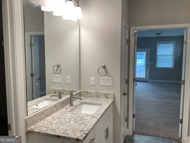 Building Photo - 495 Plainfield St