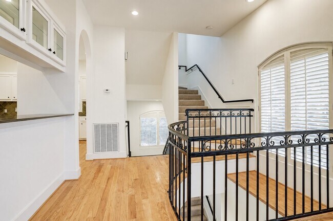 Building Photo - 1412 Castle Ct