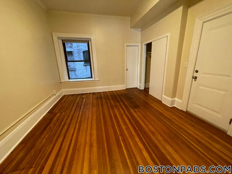 Building Photo - 1463 Beacon St
