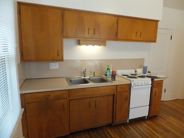 Building Photo - 1401 University Ave