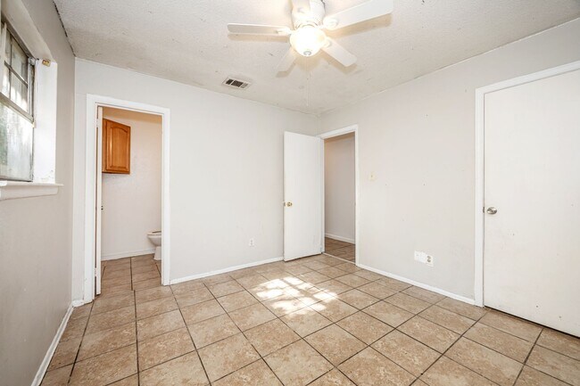Building Photo - 5612 Rose Dr