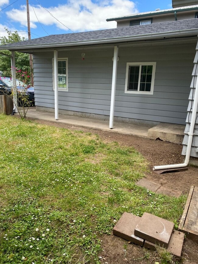 Building Photo - 4 bed 1 bath