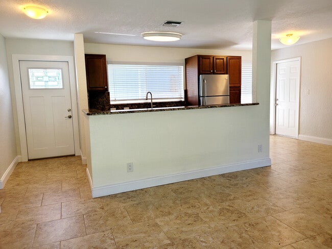 Building Photo - 828 Cinnamon Rd