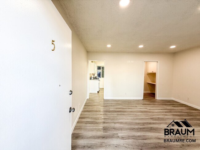 Building Photo - 15546 Vanowen St