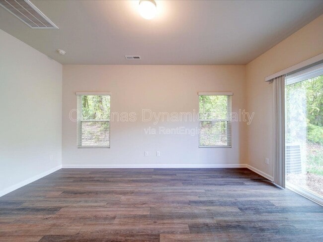 Building Photo - 916 S Battleground Ave