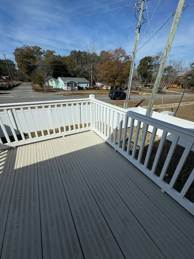 Building Photo - Eagle Landing - End Unit