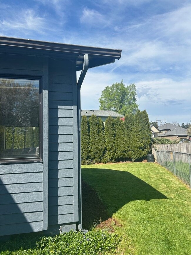 Building Photo - 2 BD Duplex with Garage!