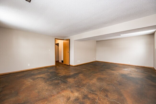 Building Photo - 6507 Laurel Ln NE