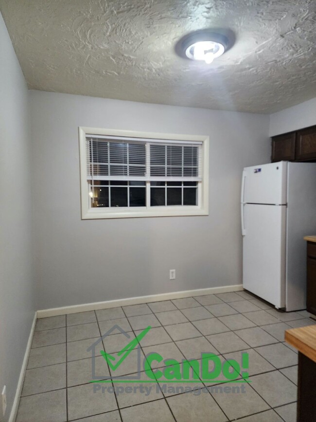 Building Photo - Now Available! 2 bedroom, 1 bathroom apart...