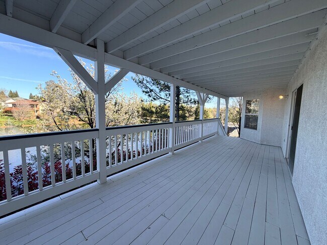 Building Photo - Beautiful Lakefront Home in the Vineyard! 55+ community