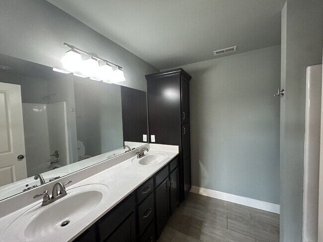 Building Photo - 3-BEDROOM, 2.5-BATH TOWNHOUSE AVAILABLE IN COOPER SQUARE