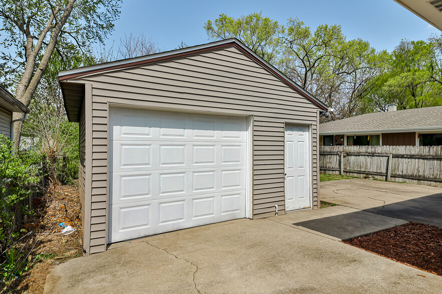 large garage - 314 Clifford Ave