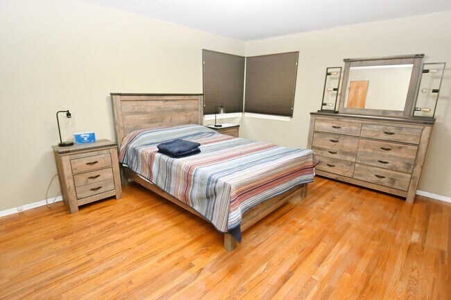 Building Photo - Furnished or unfurnished 4 bedroom 3 full bath home near the University of Notre Dame.