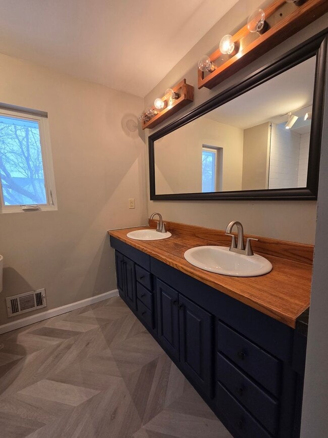 Building Photo - Deephaven 3 bedroom  3 bath house, near Lake Minnetonka