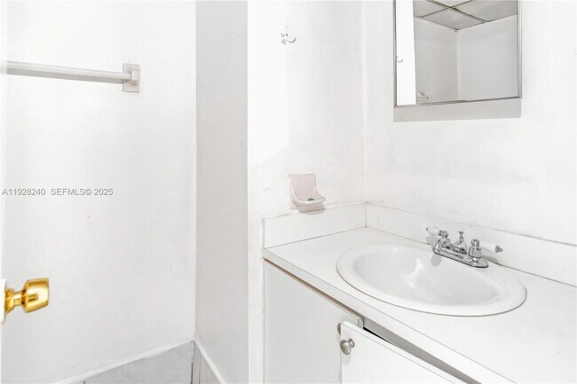 Building Photo - 10000 NW 80th Ct