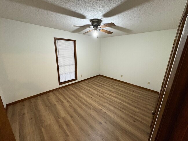 Building Photo - 541 Lakeside Dr