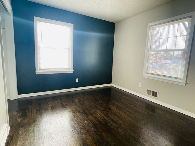 Building Photo - Stunning 3 Bedroom House with Deposit Alte...