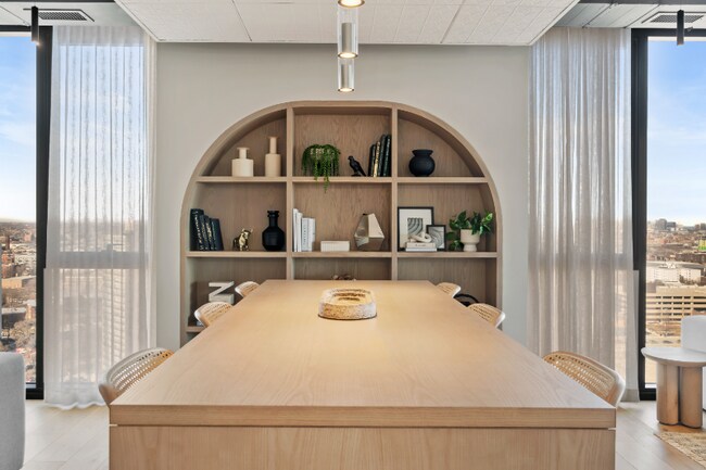 Building Photo - 527 S Damen Ave