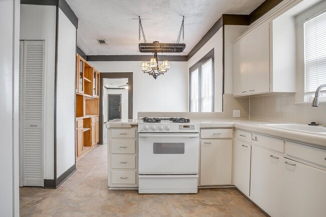 Building Photo - Well Maintained 3 Bed, 2 Bath in Establish...
