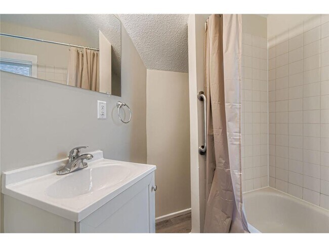 Building Photo - 915 Fuller Ave