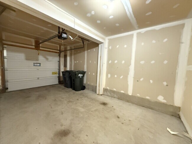 Building Photo - Exquisite Townhome in The Grove at Huntley Meadows