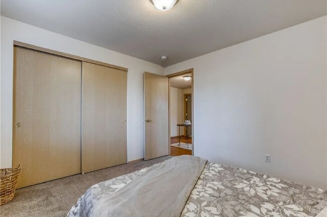 Building Photo - 9700 NE 26th Pl