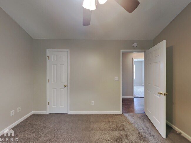 Building Photo - 4963 McKinley Dr