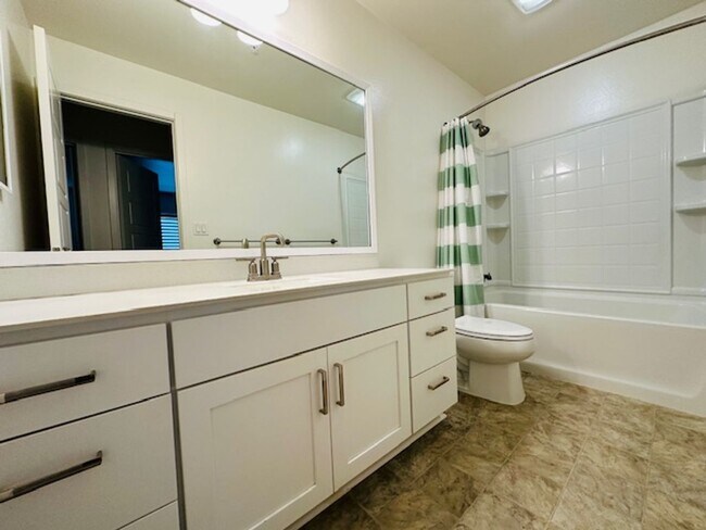 Building Photo - 3 Bedroom, 2.5 Bathroom with 1 Enclosed Pa...