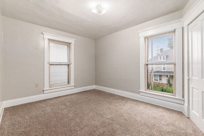Building Photo - 25 E Blake Ave