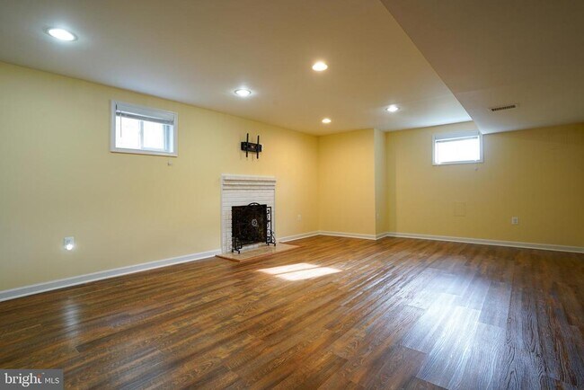 Building Photo - 2017 N Cameron St