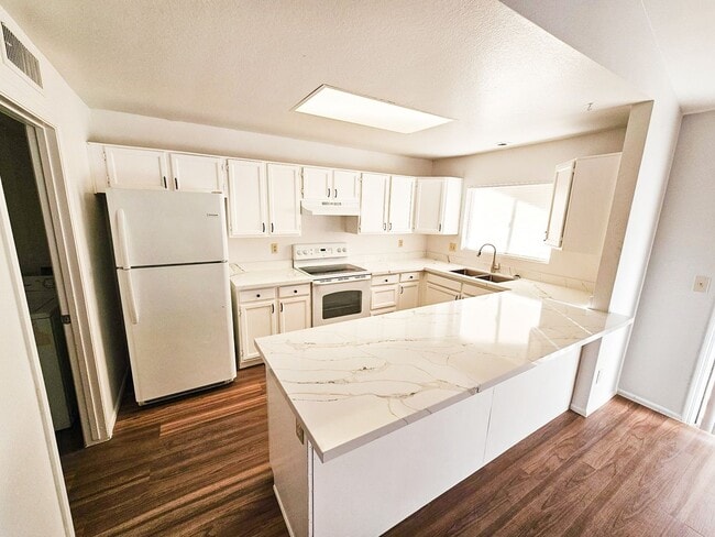 Building Photo - Updated Peoria Home with Modern Finishes