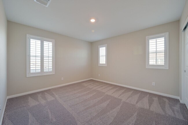 Building Photo - Mountains Edge!! Gated!!  4 bedrooms!! Primary Bedroom and bath down Stairs!! 2 Primary bedrooms!...