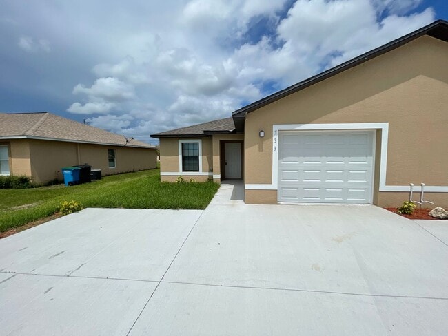 Building Photo - Duplex in Cape Coral! 3-bedroom 2-bathroom...