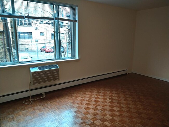 Building Photo - 425 W Oakdale Ave