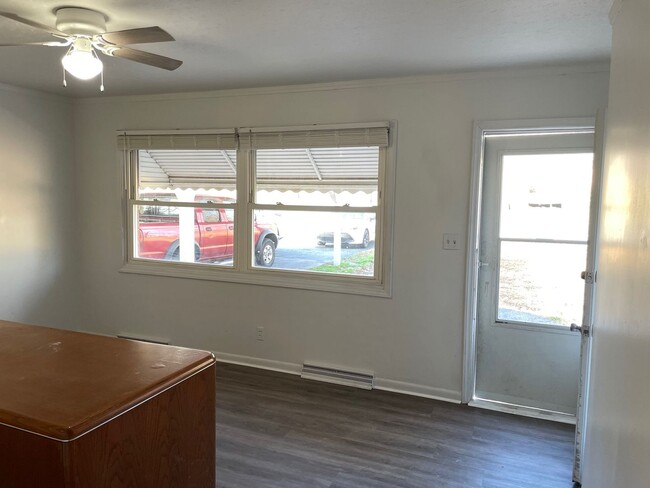 Building Photo - 3/4 BED, 1.5 BATH HOME $1400 MONTH, $1400 ...