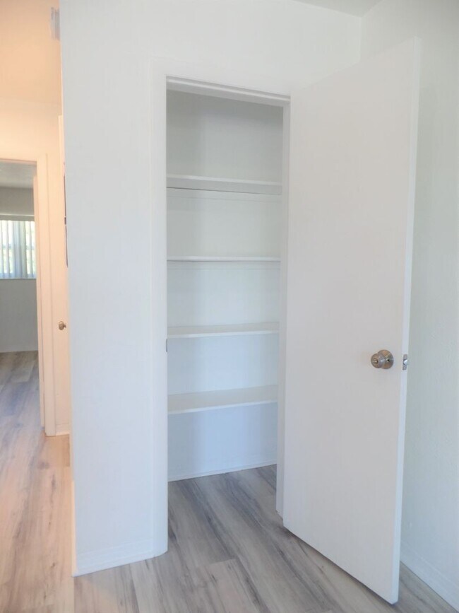 Building Photo - Spacious one-bedroom near Pinellas Trail and Azalea Rec area