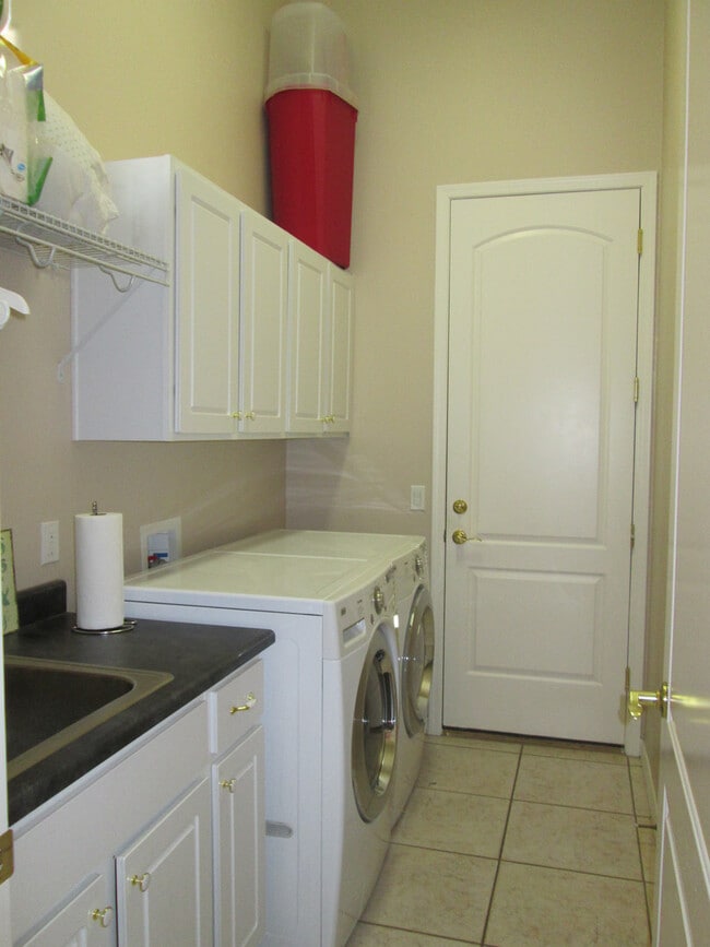 Building Photo - Unfurnished - 1 Year Rental