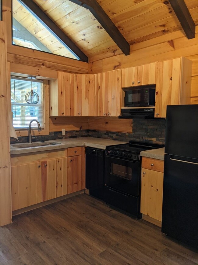 Building Photo - Private Black Mountain Cottage