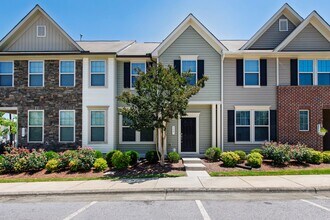 Building Photo - 117 Holly Berry Ln