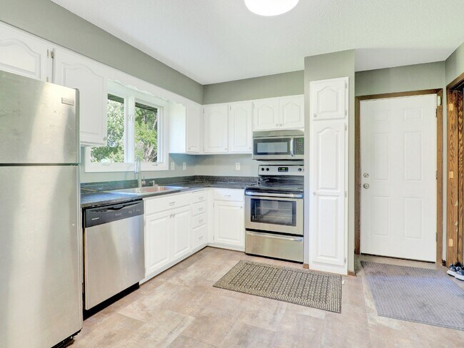 Building Photo - 3 bed Rambler on huge lot