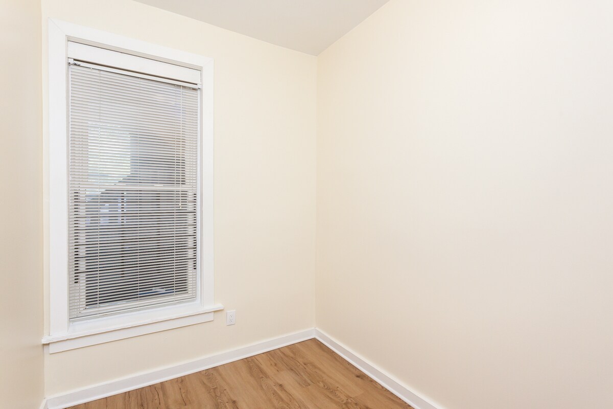 Building Photo - 1310 N Artesian Ave