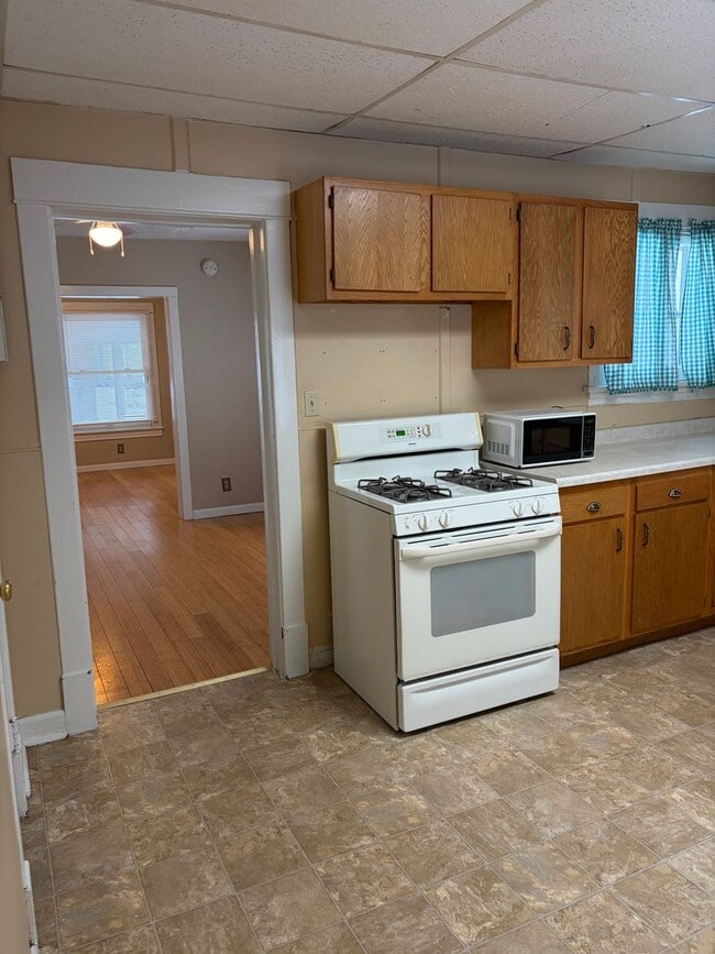 Building Photo - ***RENT SPECIAL*** $300 off rent for the first 2 months*** Charming 2-Bedroom, 1.5-Bath with Gara...